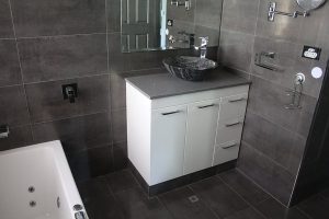 When to lay bathroom wall tiles horizontally